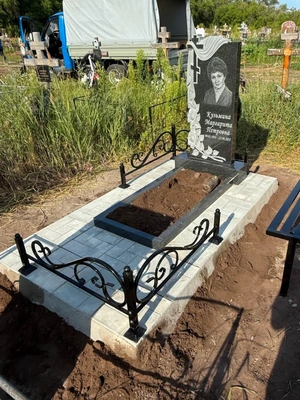 Памятник с тротуарной плиткой B17 110х50х8 мм