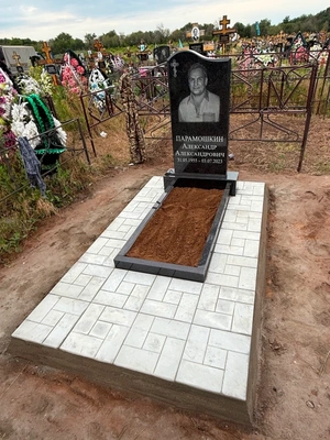 Памятник с тротуарной плиткой B18 100х50х8 мм